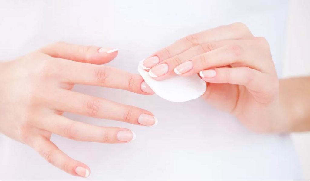 nail cleanser används på kunden