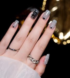 Gellack Shellack Diamond glitter Flashing lights en vit färg som visas på modellens hand