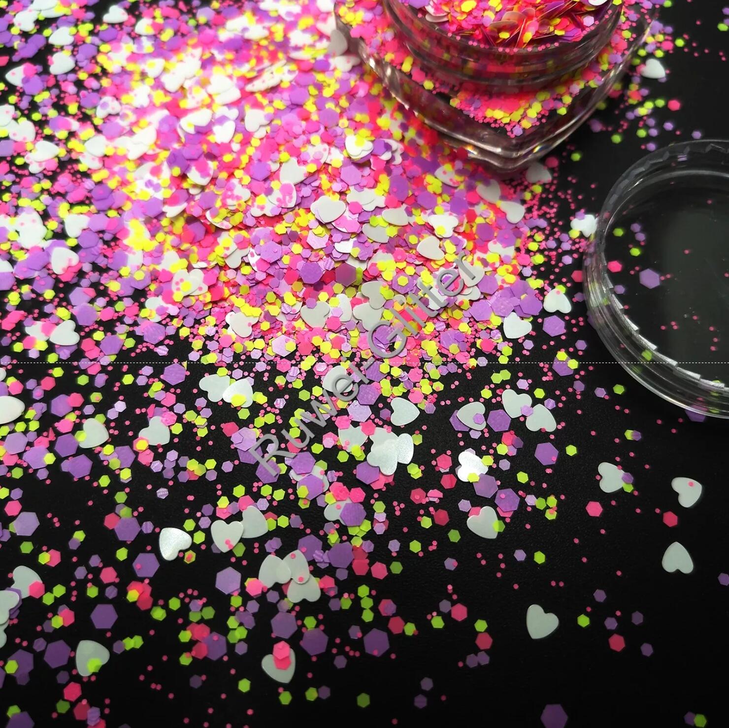 Glittrande hjärta med olika flingor i lila, vit & rosa färger Huvudfärg rosa för nail art Nagel glitter Närbild Huvdfärg ljusrosa för nail art Nagel glitter Närbild 4