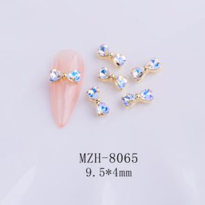 Fluga med Diamanter nagelsmycken i ljusblå högkvalitativt. Bow tie Diamonds light blue nail jewelry för nail art, nageldekoration och andra konstprojekt Modell MZH-8065