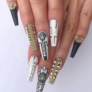 Nail artist använder VERSACE LOGO nagelklistermärken på vita naglar. Supersnygga nail stickers nageldekorationer Nail decoration Modemärken