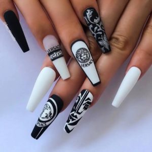 Nail artist använder VERSACE LOGO nagelklistermärken på vita och svarta naglar. Supersnygga nail stickers nageldekorationer Nail decoration Modemärken