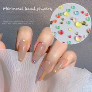 Supersöta och färgglada vattenpärlor Mermaid pear beads nagelmycken för nail art, pärlor användas på modellen.